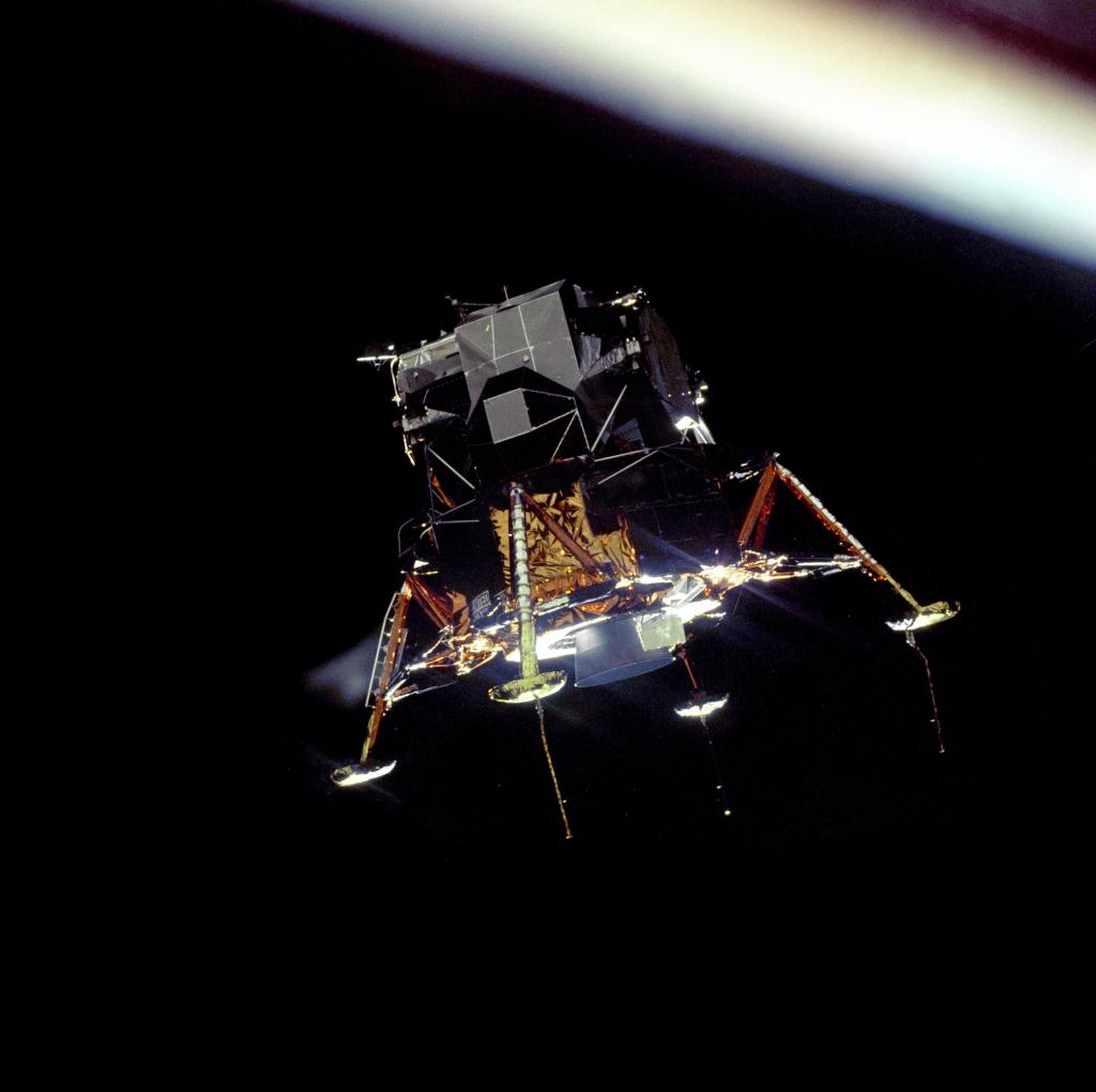 Módulo Eagle, da Apollo 11, pousando na lua
